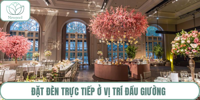 Đặt đèn trực tiếp ở vị trí đầu giường 